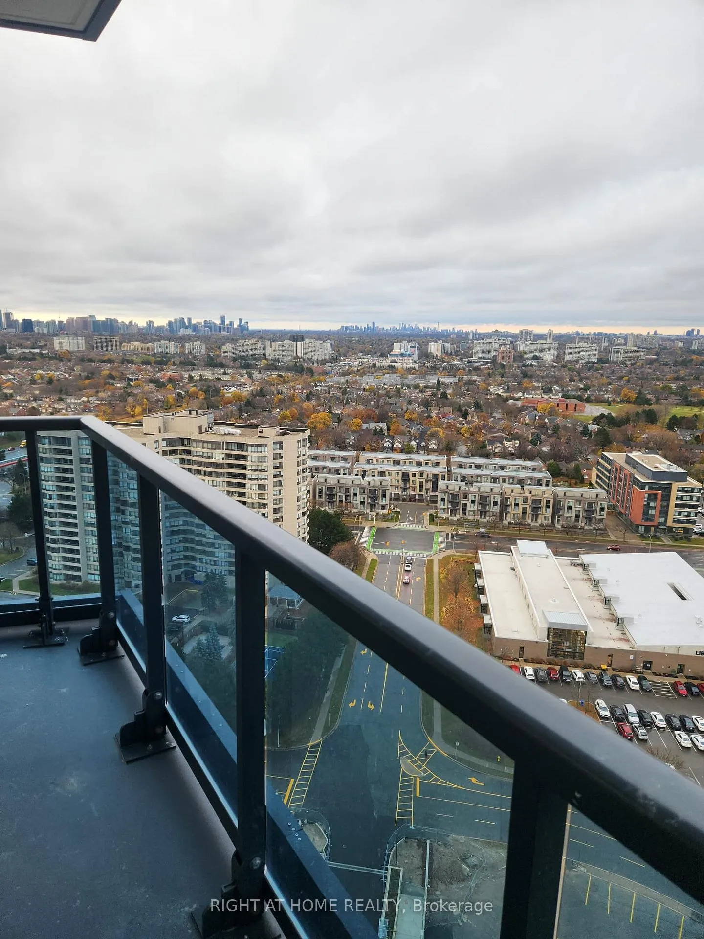 Photo 4 of Unit 2402, 30 upper mall Way, Vaughan, Brownridge — HOMEH
