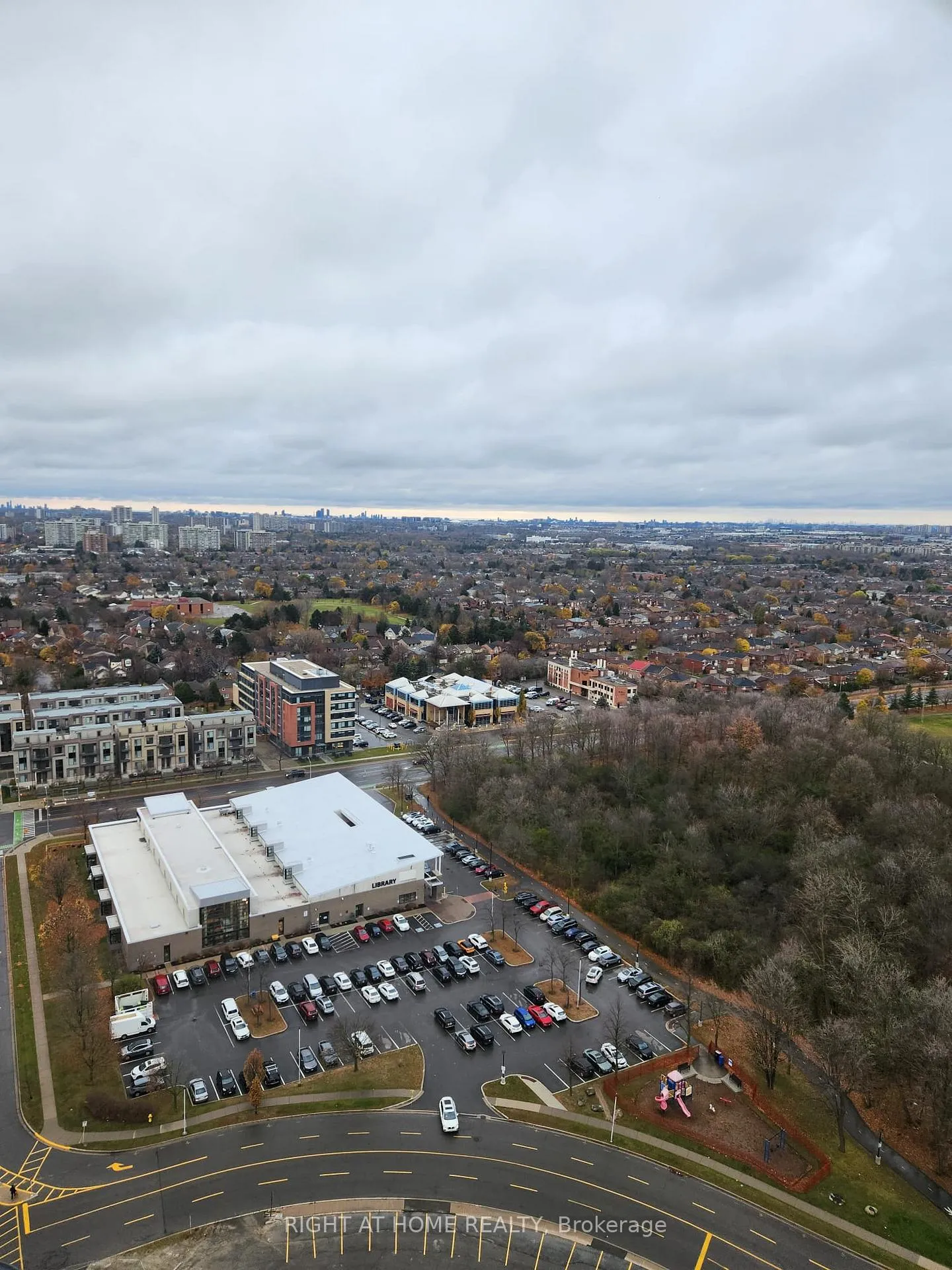 Photo 5 of Unit 2402, 30 upper mall Way, Vaughan, Brownridge — HOMEH