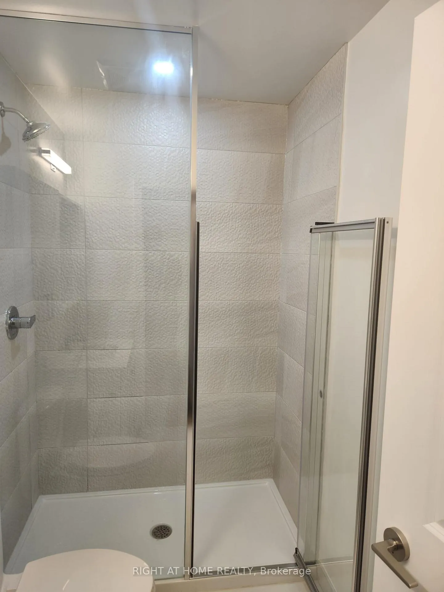 Photo 6 of Unit 2402, 30 upper mall Way, Vaughan, Brownridge — HOMEH