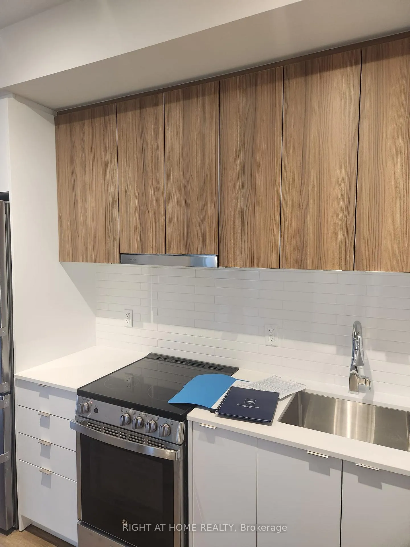 Photo 9 of Unit 2402, 30 upper mall Way, Vaughan, Brownridge — HOMEH