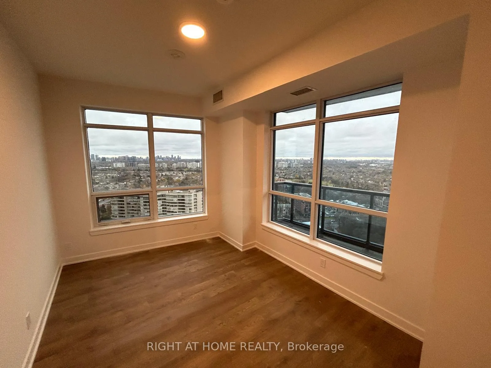 Photo 10 of Unit 2402, 30 upper mall Way, Vaughan, Brownridge — HOMEH