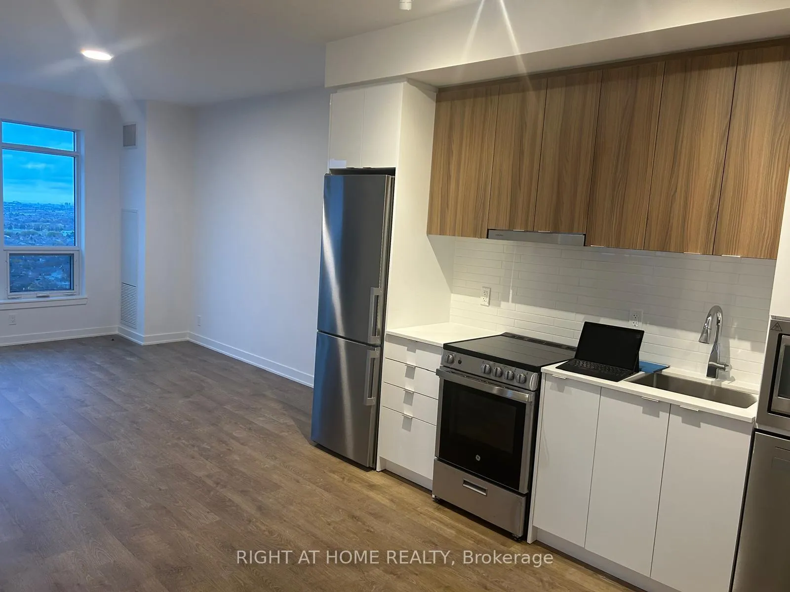 Photo 11 of Unit 2402, 30 upper mall Way, Vaughan, Brownridge — HOMEH