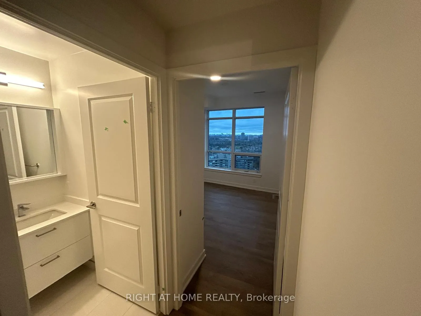 Photo 13 of Unit 2402, 30 upper mall Way, Vaughan, Brownridge — HOMEH