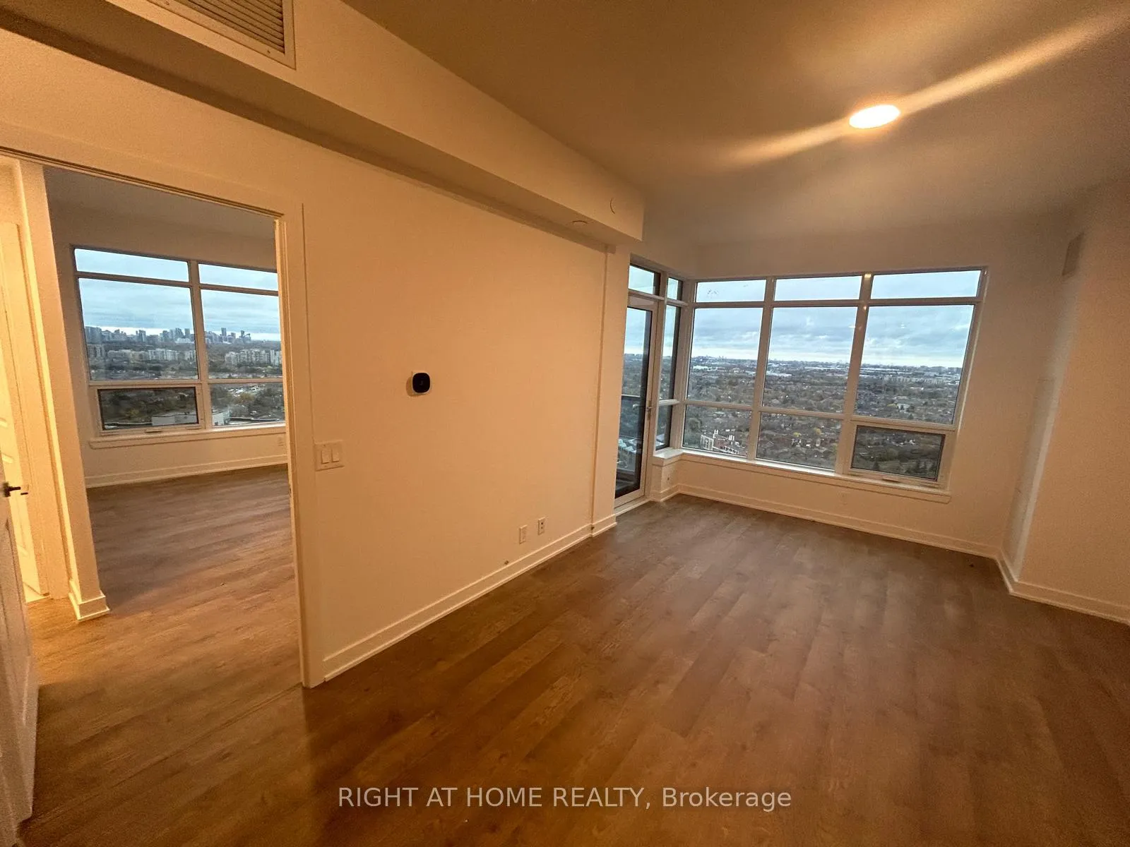 Photo 18 of Unit 2402, 30 upper mall Way, Vaughan, Brownridge — HOMEH