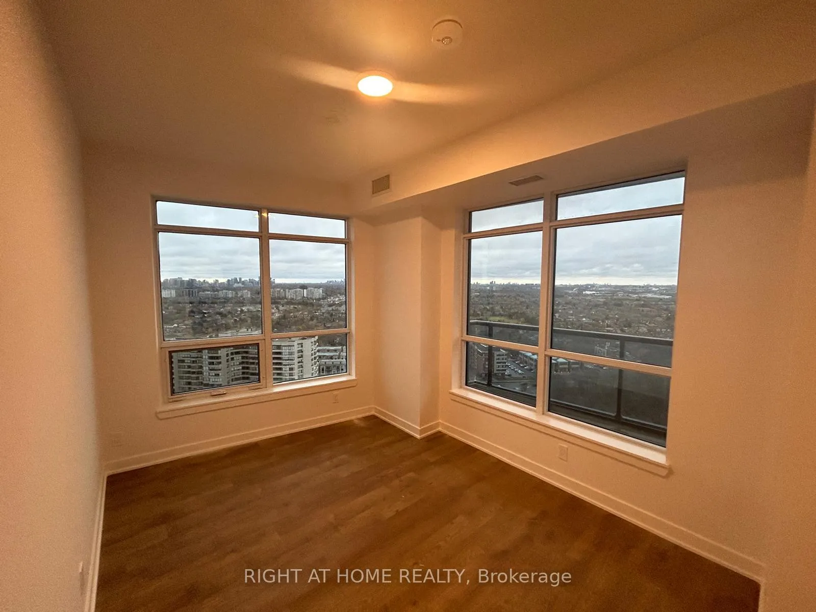 Photo 20 of Unit 2402, 30 upper mall Way, Vaughan, Brownridge — HOMEH