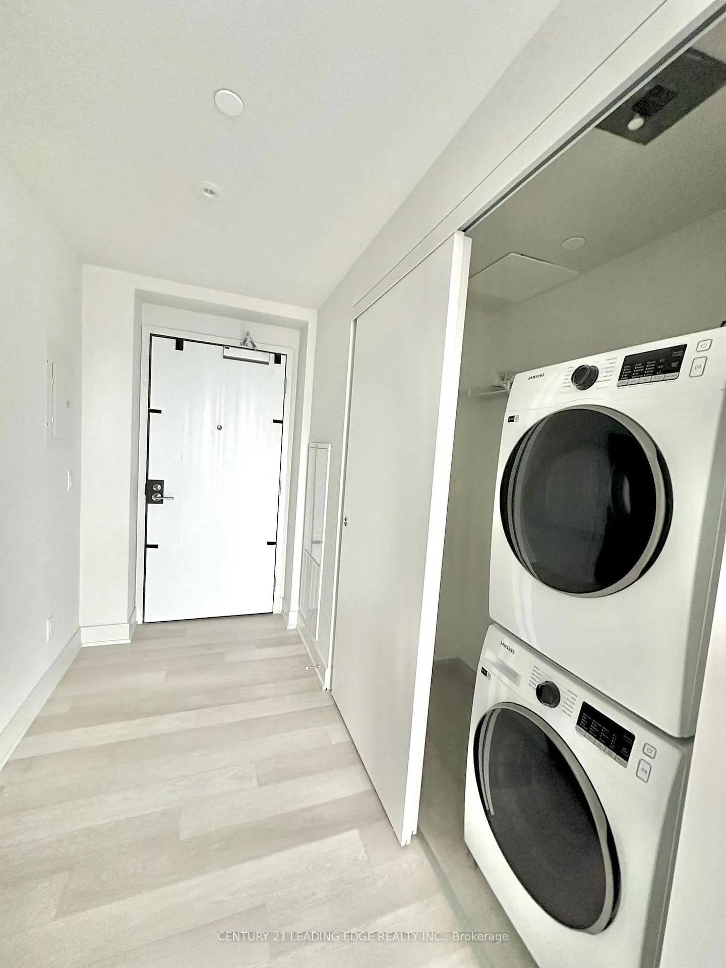 Photo 4 of Unit 3203, 8 Cumberland Street, Toronto, The Annex — HOMEH