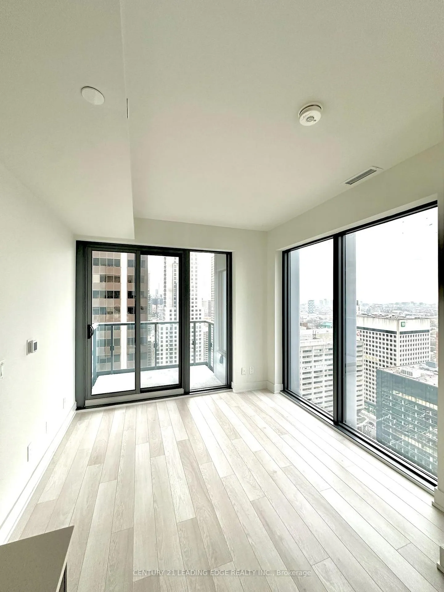 Photo 5 of Unit 3203, 8 Cumberland Street, Toronto, The Annex — HOMEH