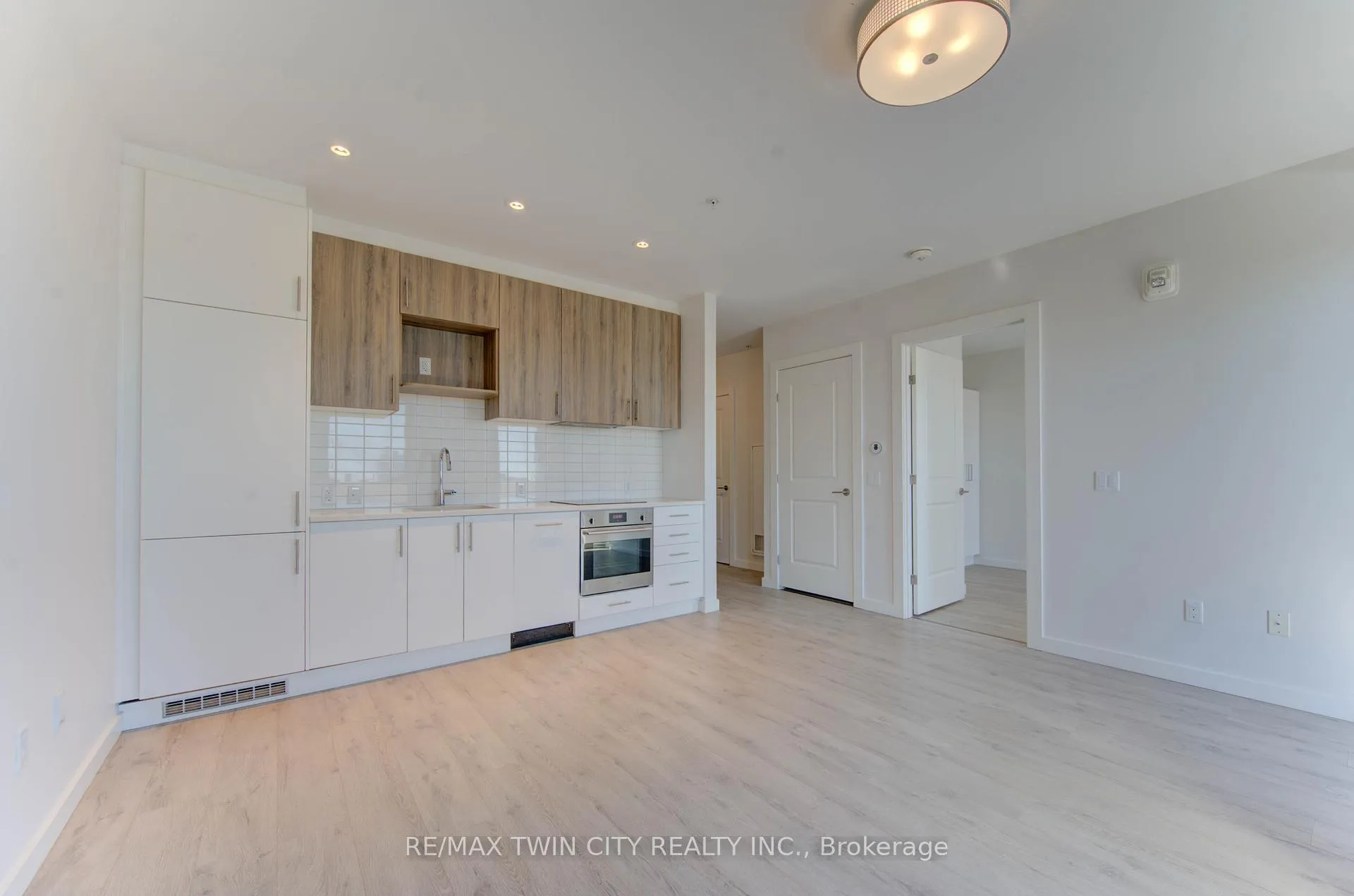 Photo 5 of Unit 1612, 181 King Street S, Waterloo — HOMEH