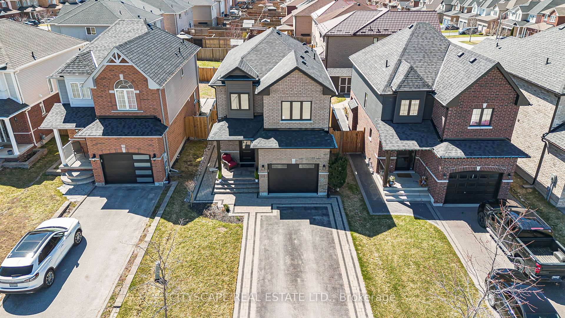 Photo 3 of 143 Sun King Crescent, Barrie, Innis-Shore — HOMEH