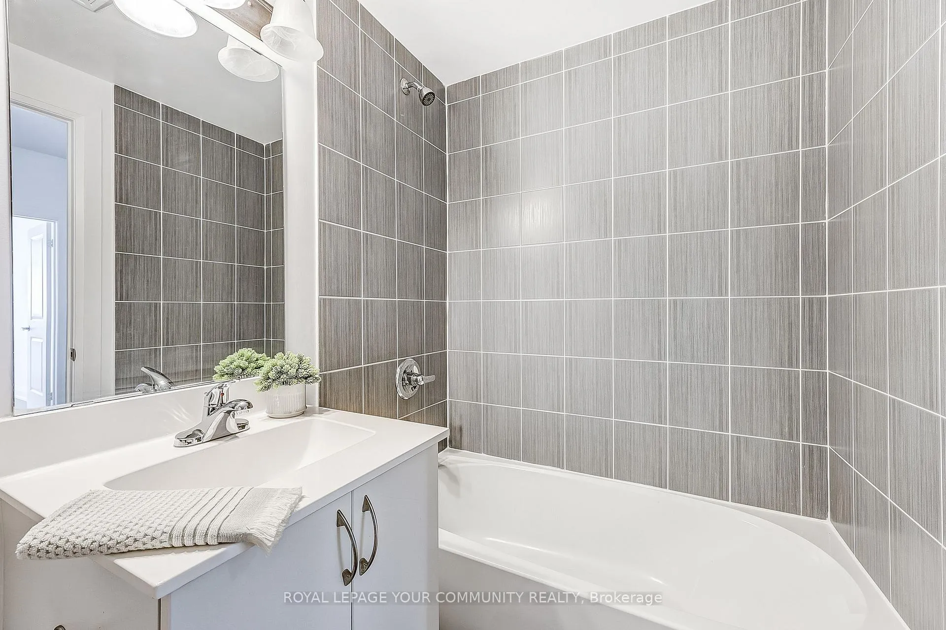 Photo 17 of Unit B602, 5279 Highway 7, Vaughan, Vaughan Grove — HOMEH