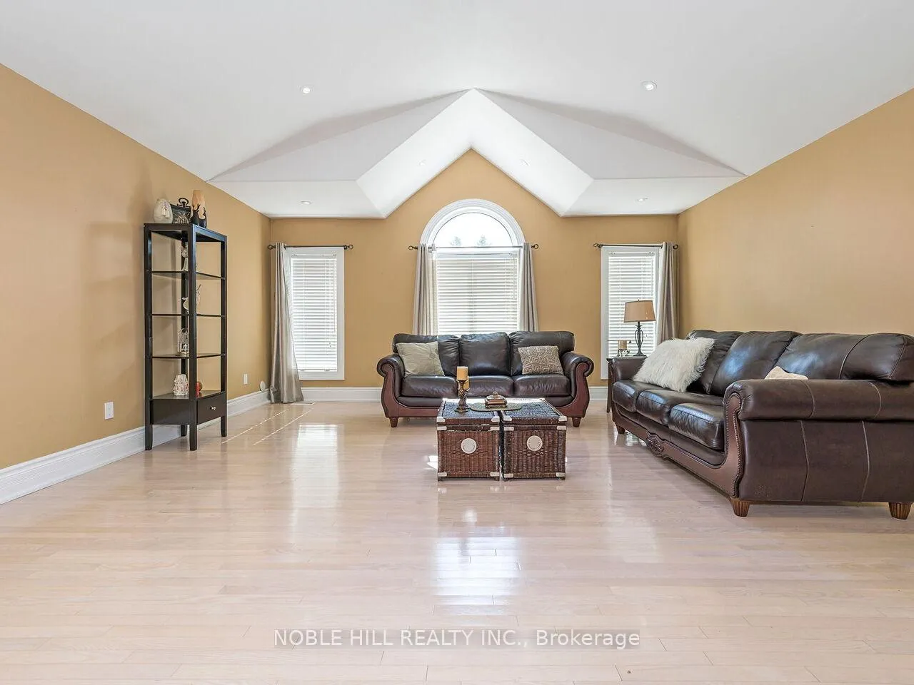 Photo 18 of 180 Royalpark Way, Vaughan, Elder Mills — HOMEH