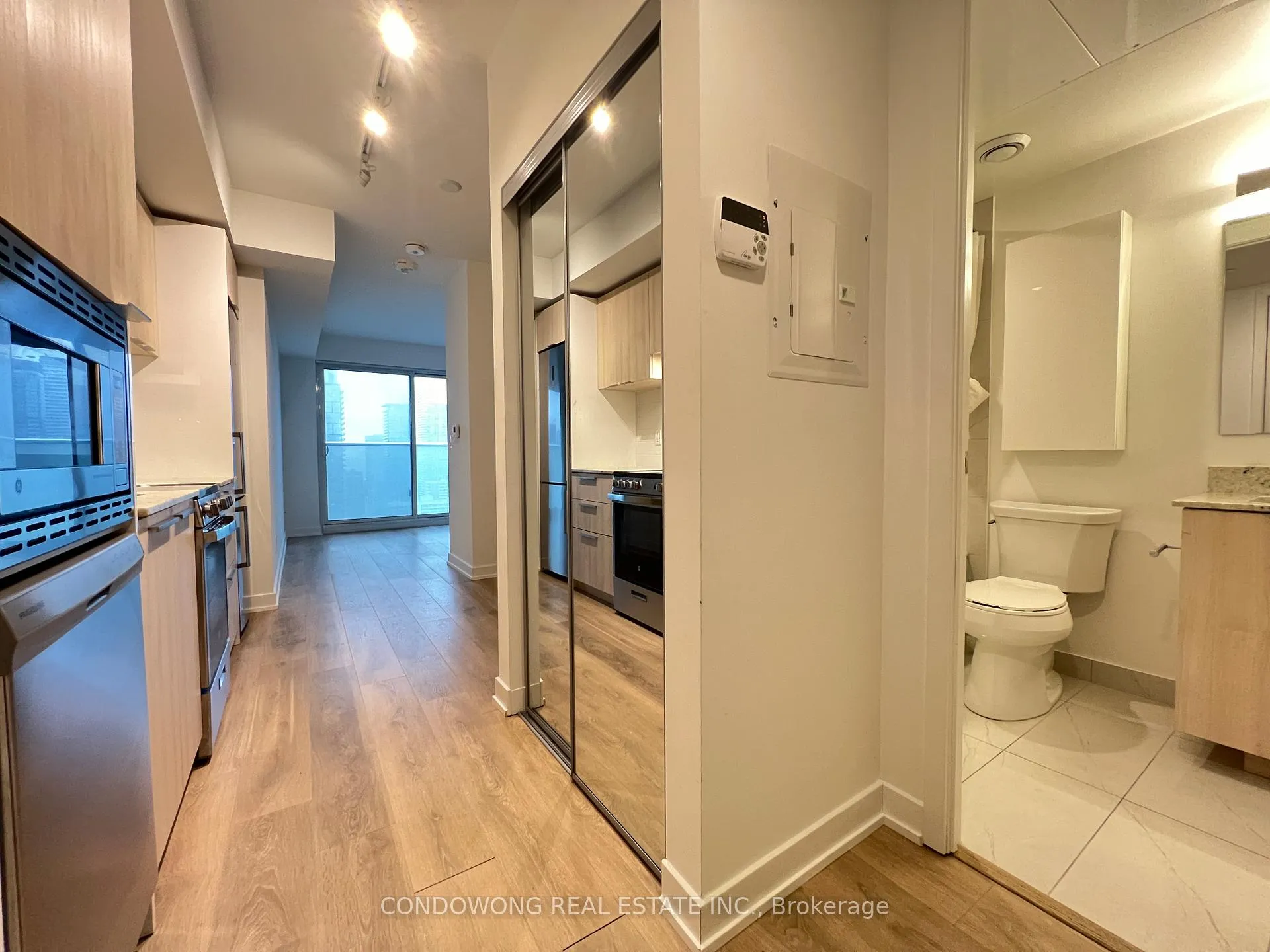 Front of Unit 3304, 501 Yonge Street