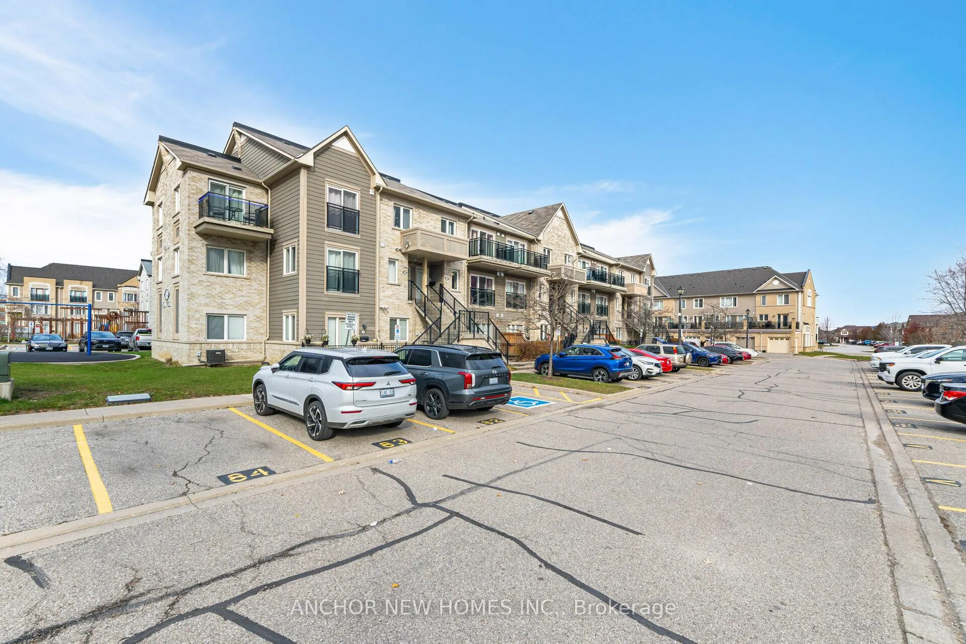 Photo 3 of Unit 81, 60 Fairwood Circle, Brampton, Sandringham-Wellington — HOMEH