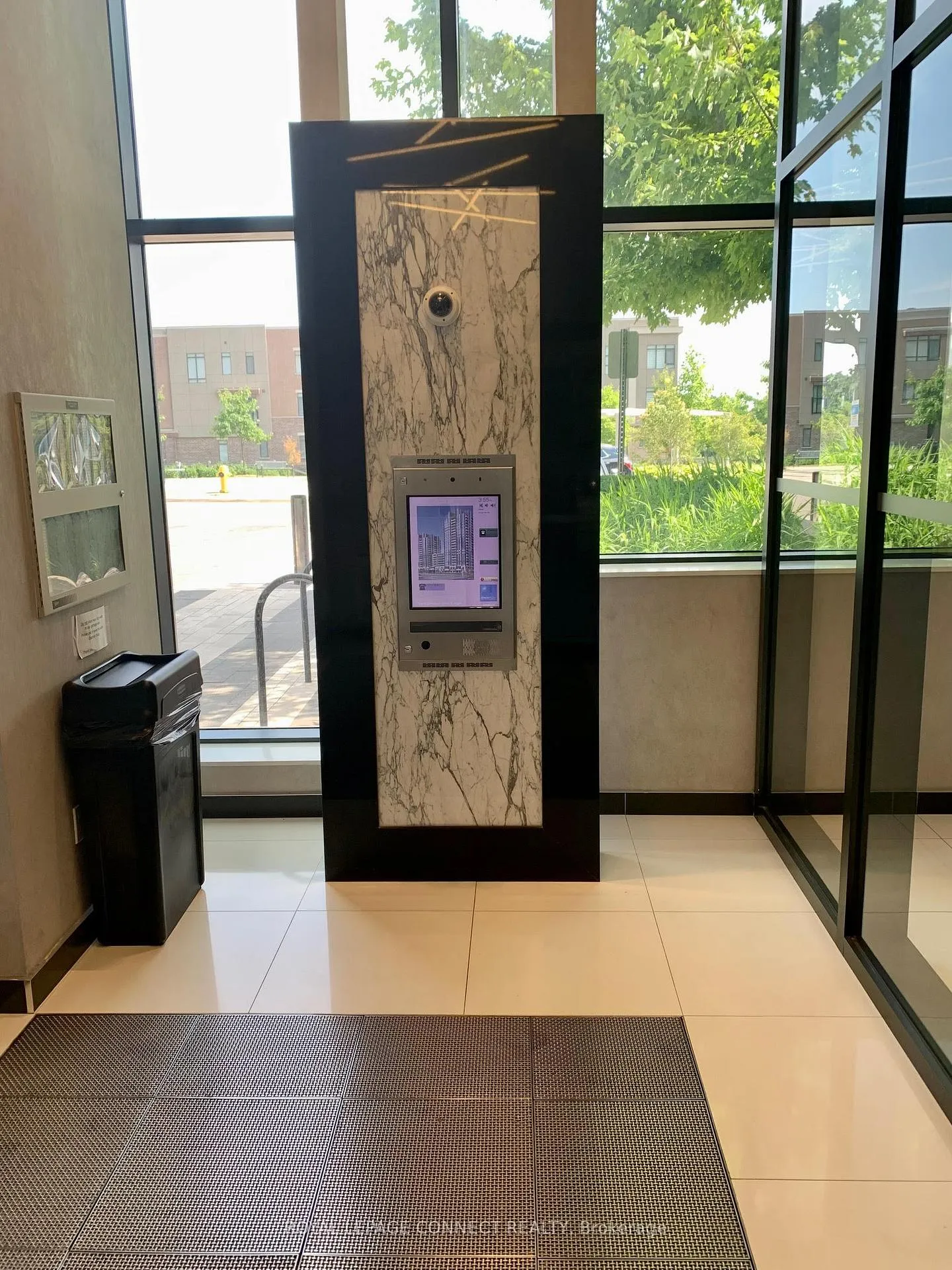 Photo 4 of Unit 427, 99 Eagle Rock Way, Vaughan, Maple — HOMEH