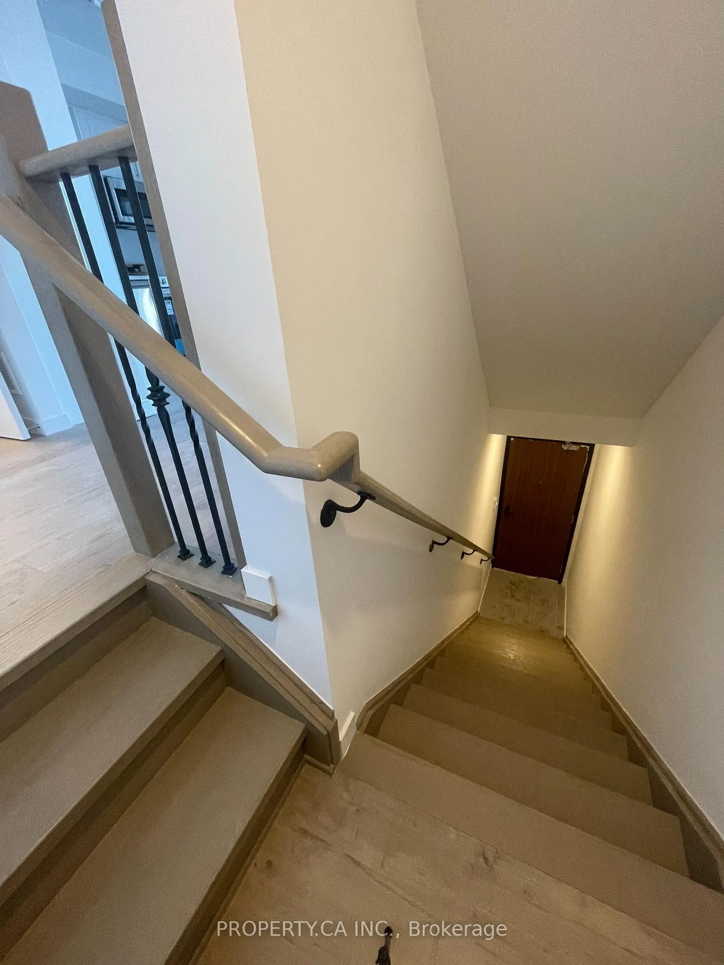 Photo 6 of Unit 8, 30 Markdale Lane, Markham, Middlefield — HOMEH