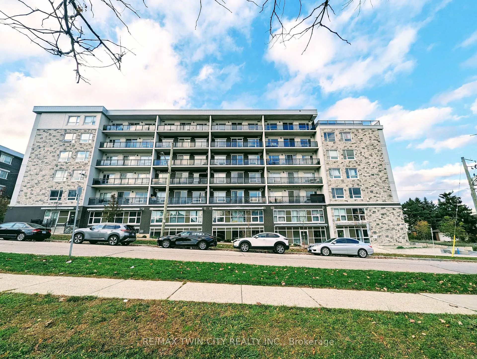 Front of Unit 514, 275 Larch Street