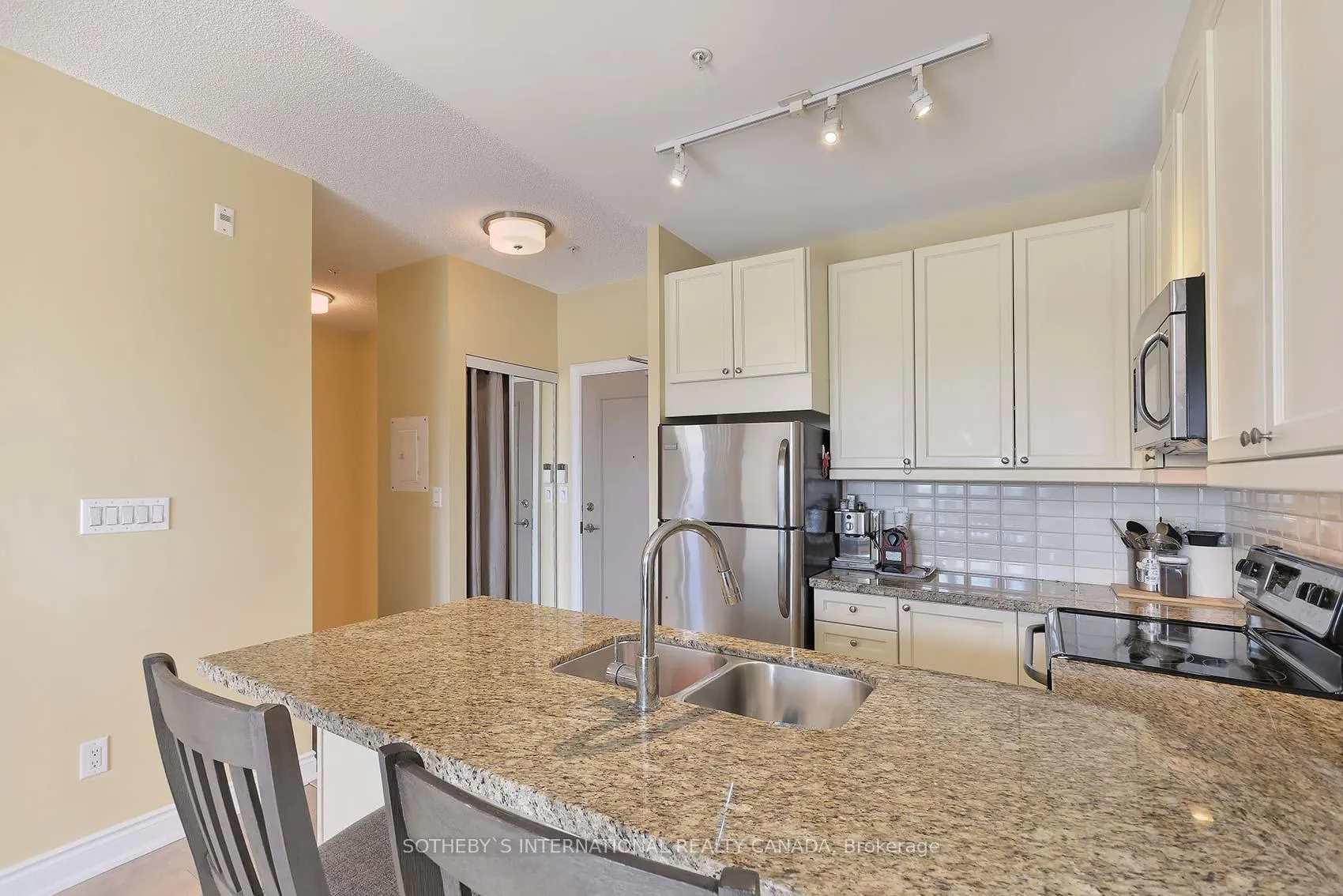 Photo 10 of Unit 407, 2396 Major Mackenzie Drive, Vaughan, Maple — HOMEH