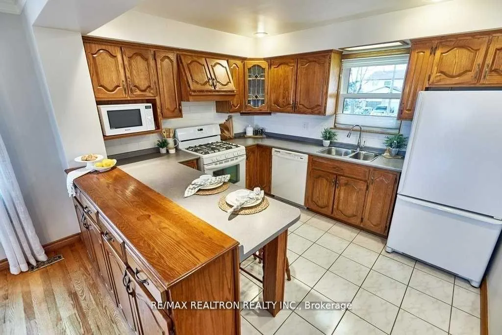 Photo 8 of Unit Upper, 986 Southgate Drive, Oshawa, Donevan — HOMEH