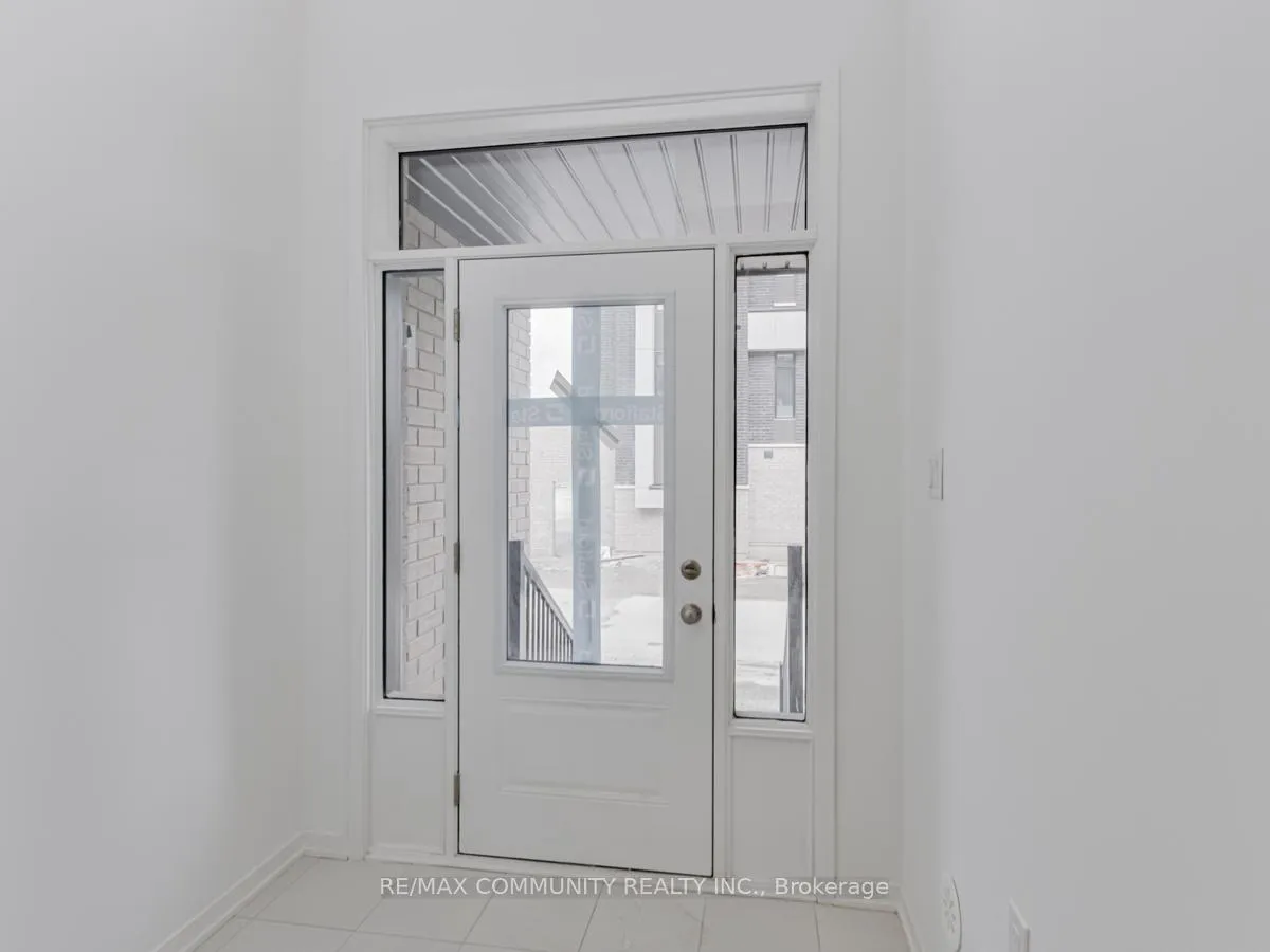 Photo 4 of Unit 32, 799 Heathrow Path, Oshawa, Taunton — HOMEH