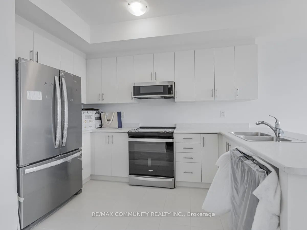 Photo 6 of Unit 32, 799 Heathrow Path, Oshawa, Taunton — HOMEH