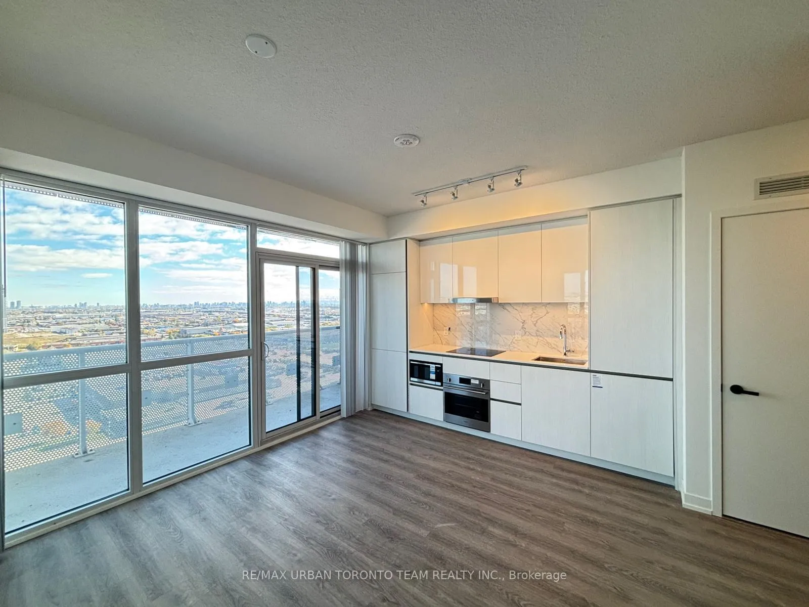 Photo 6 of Unit 2206, 8 Interchange Way, Vaughan, Vaughan Corporate Centre — HOMEH