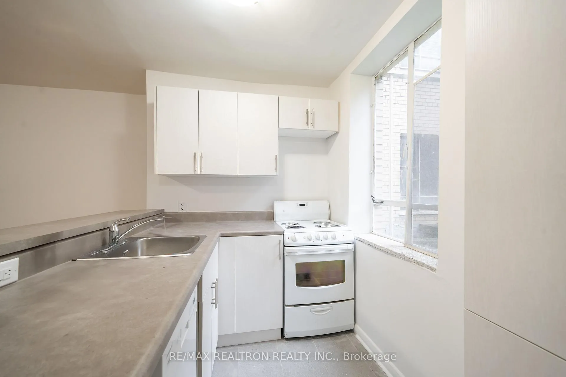 Photo 4 of Unit 211, 77 Erskine Avenue, Toronto, Mount Pleasant West — HOMEH