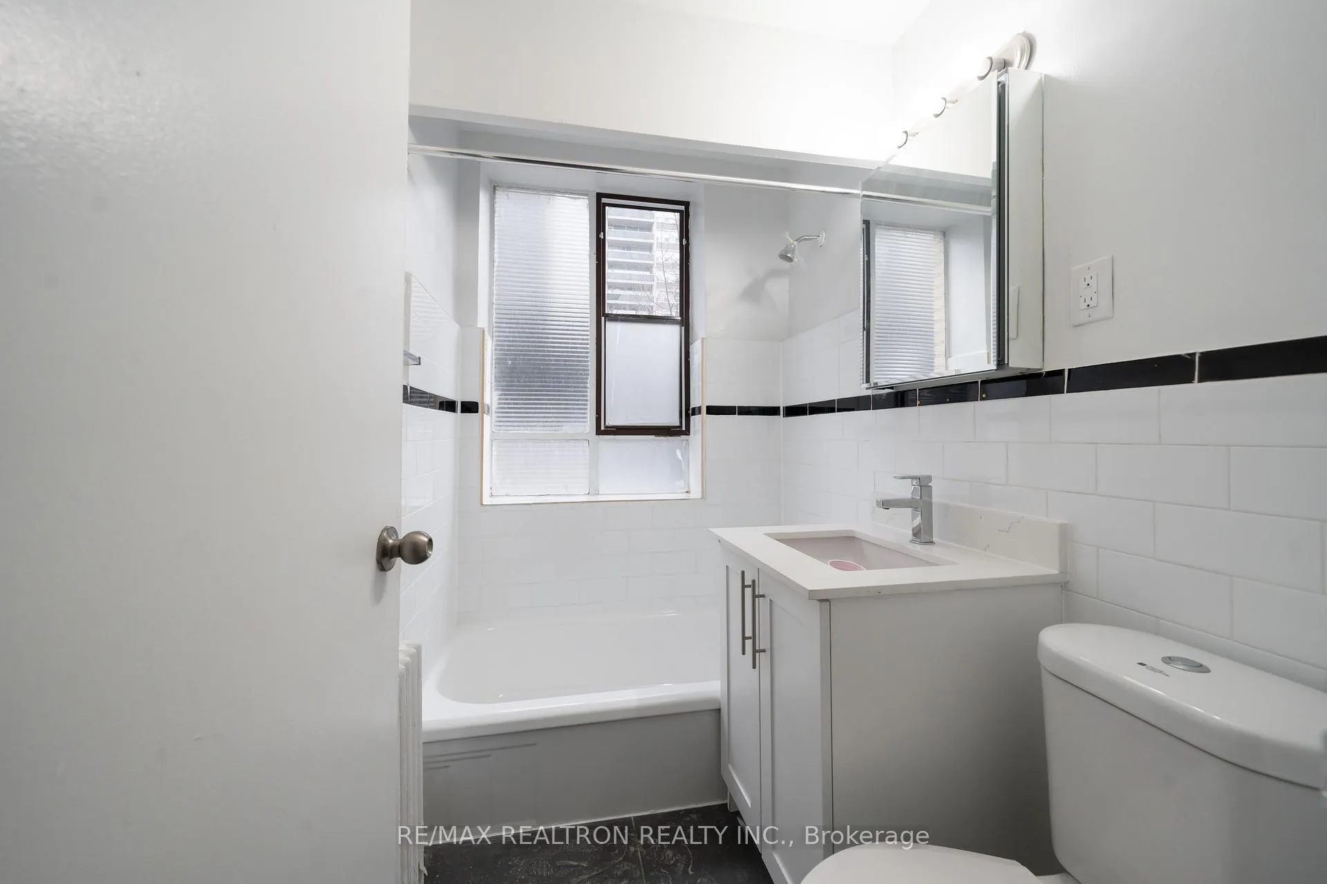 Photo 5 of Unit 211, 77 Erskine Avenue, Toronto, Mount Pleasant West — HOMEH