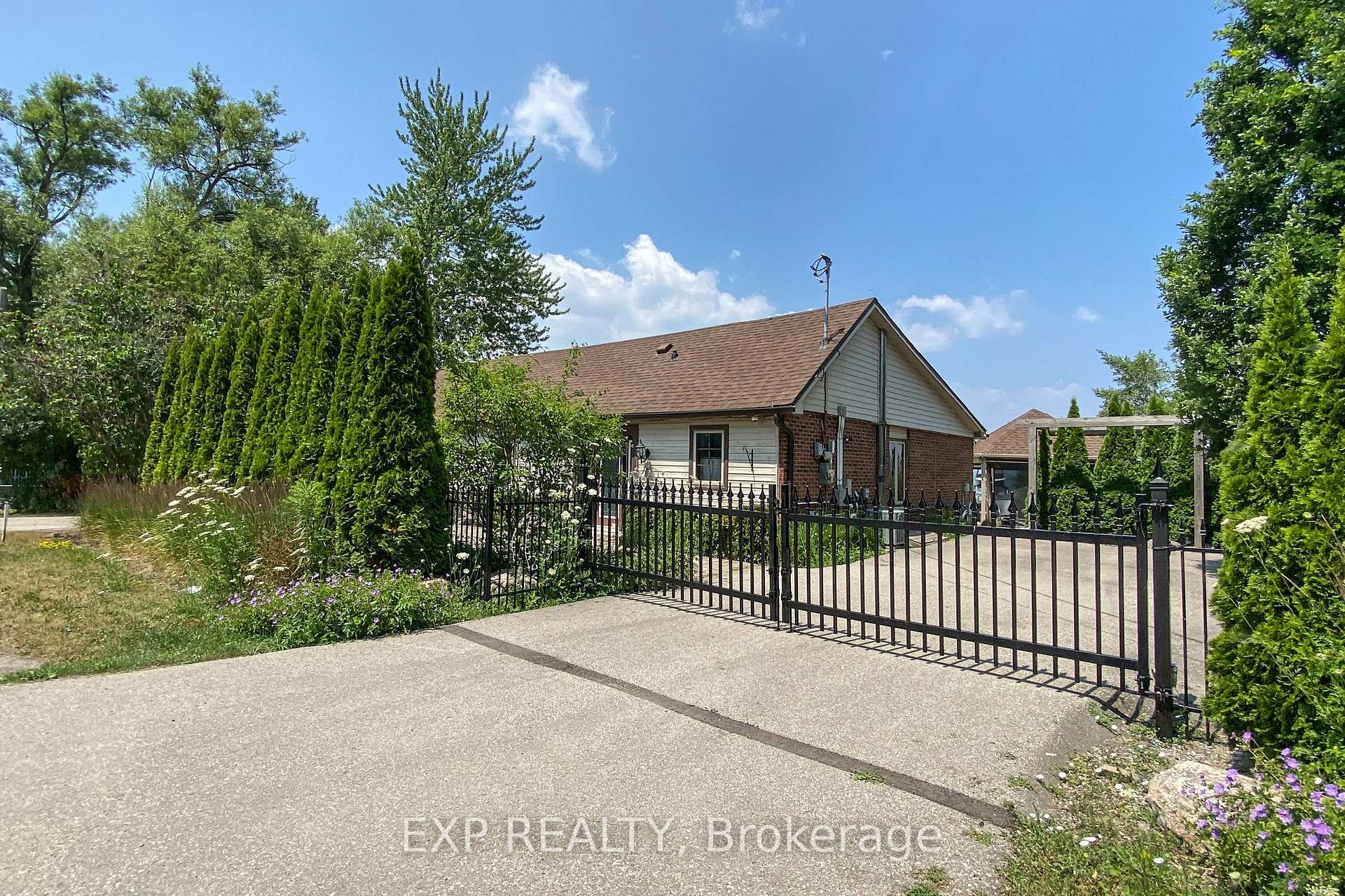Photo 3 of 230 Lake Drive E, Georgina, Historic Lakeshore Communities — HOMEH