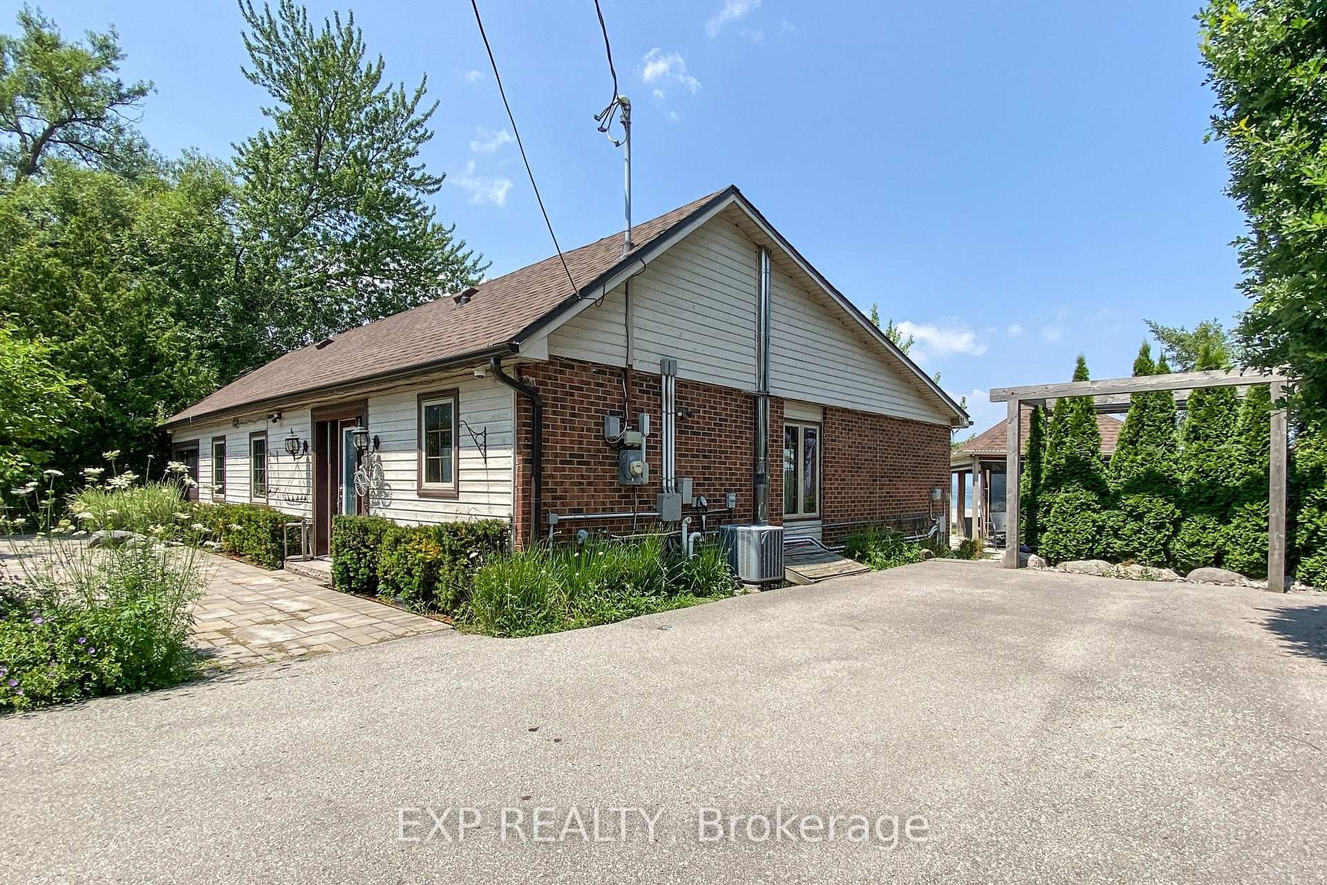 Photo 4 of 230 Lake Drive E, Georgina, Historic Lakeshore Communities — HOMEH