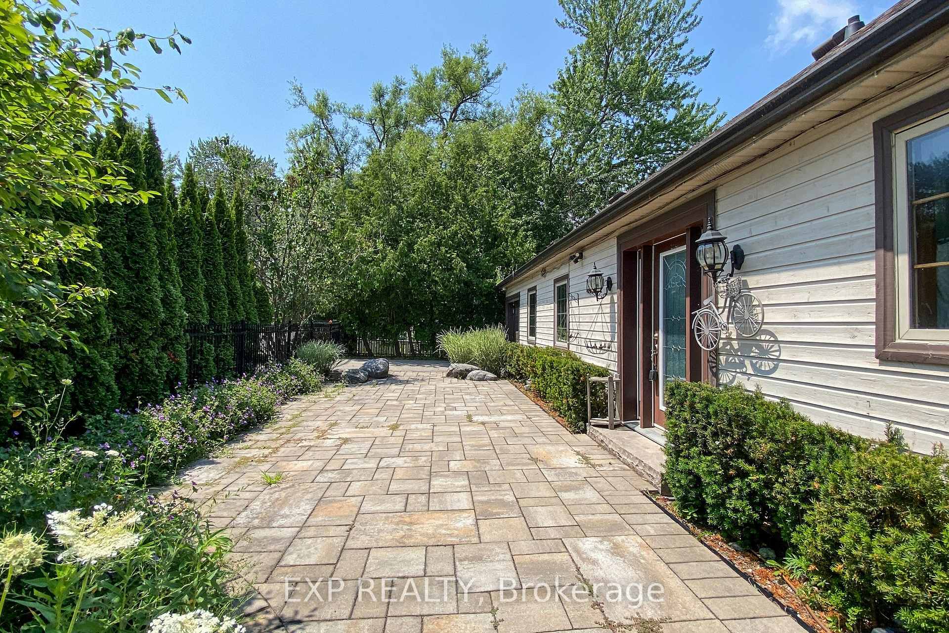 Photo 5 of 230 Lake Drive E, Georgina, Historic Lakeshore Communities — HOMEH