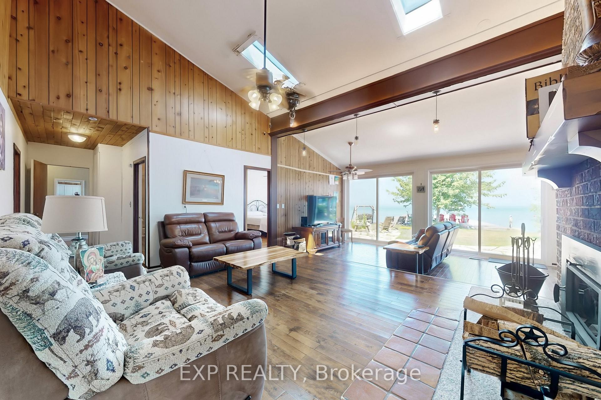 Photo 8 of 230 Lake Drive E, Georgina, Historic Lakeshore Communities — HOMEH