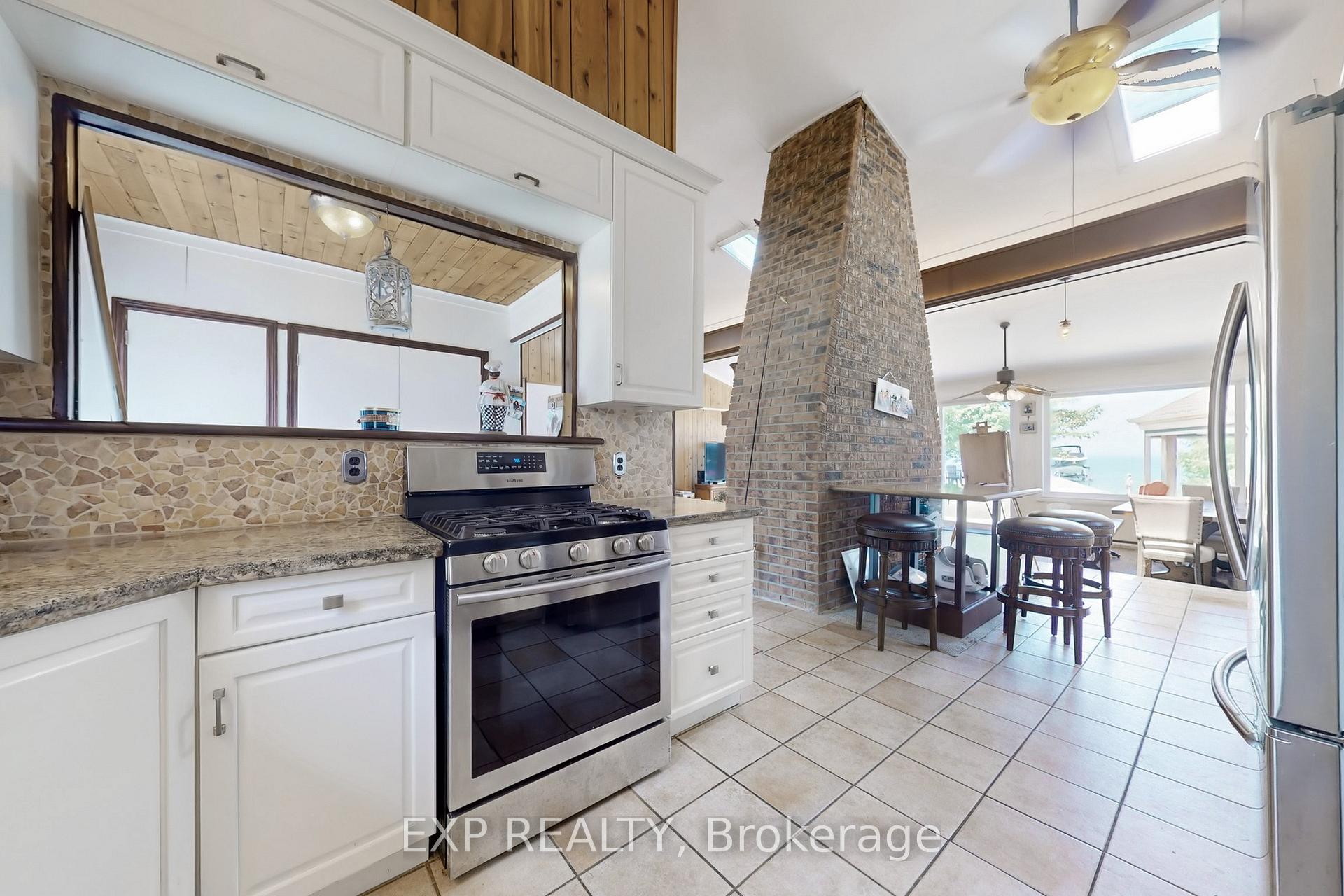 Photo 13 of 230 Lake Drive E, Georgina, Historic Lakeshore Communities — HOMEH