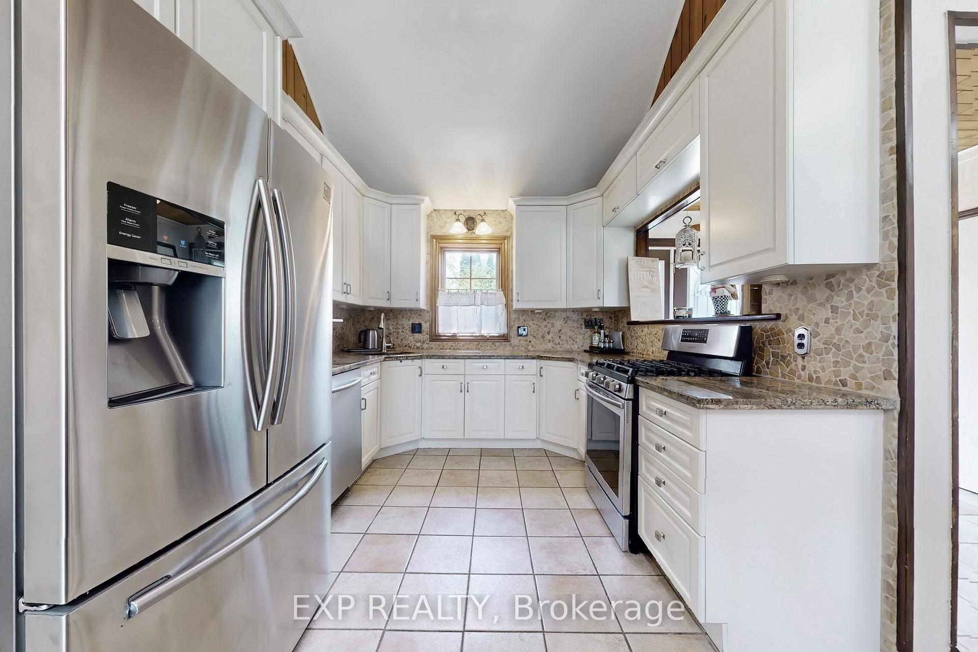 Photo 15 of 230 Lake Drive E, Georgina, Historic Lakeshore Communities — HOMEH