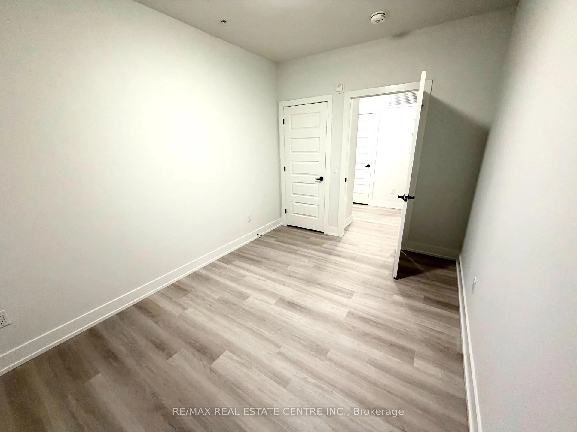 Photo 8 of Unit 401, 1100 Lackner Place, Kitchener — HOMEH