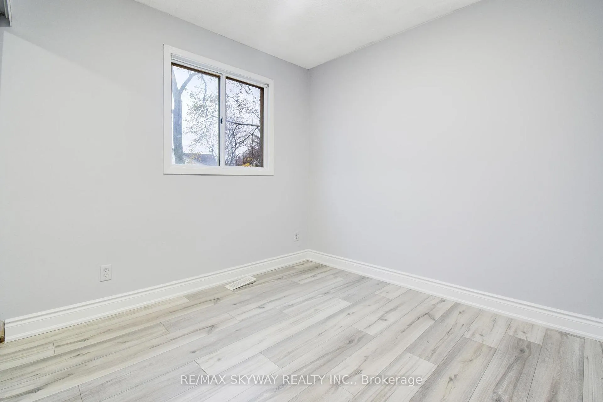Photo 29 of Unit 5, 445 Pioneer Drive, Kitchener — HOMEH
