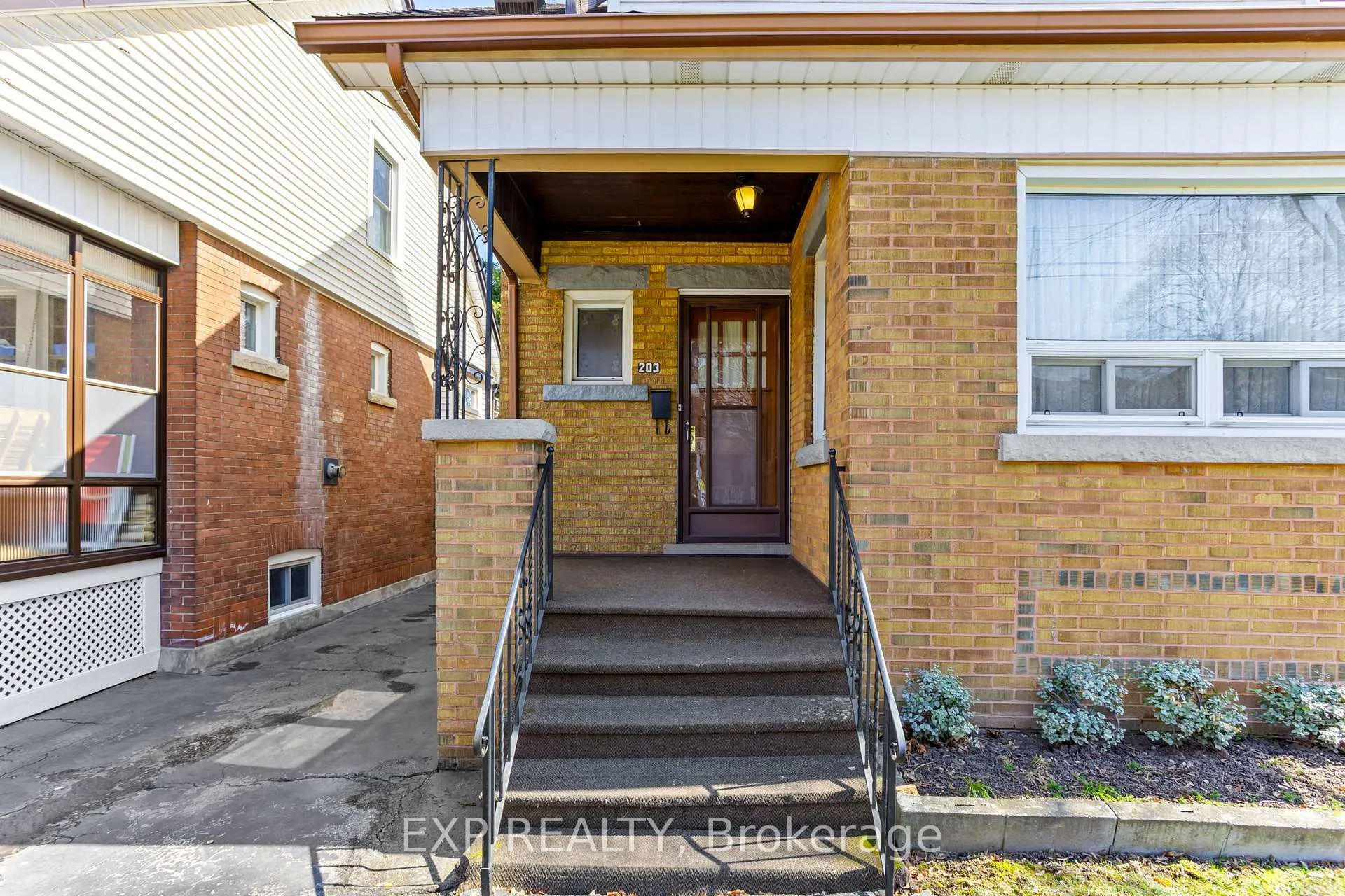 Photo 3 of 203 Balmoral Avenue S, Hamilton, Delta — HOMEH