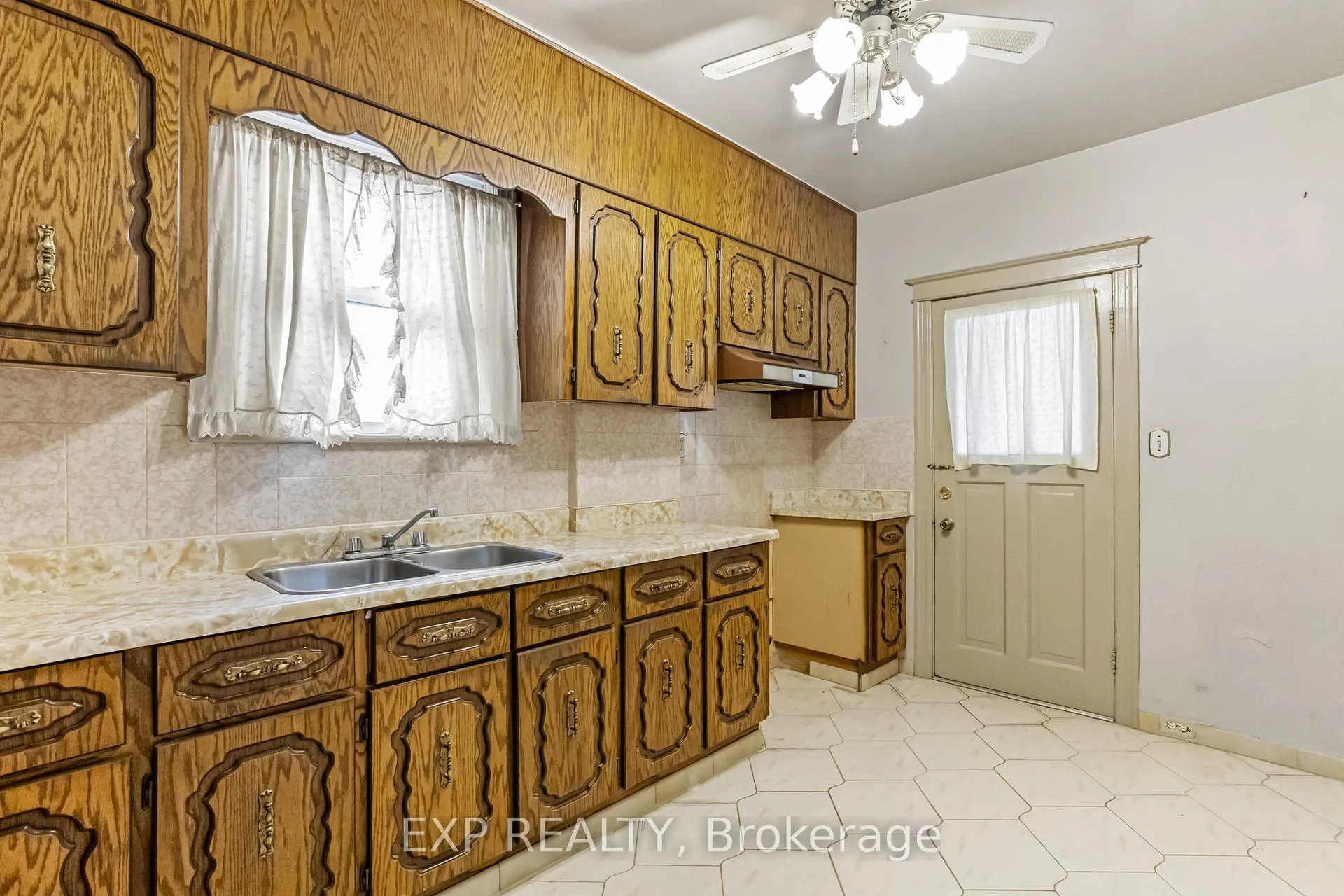 Photo 14 of 203 Balmoral Avenue S, Hamilton, Delta — HOMEH