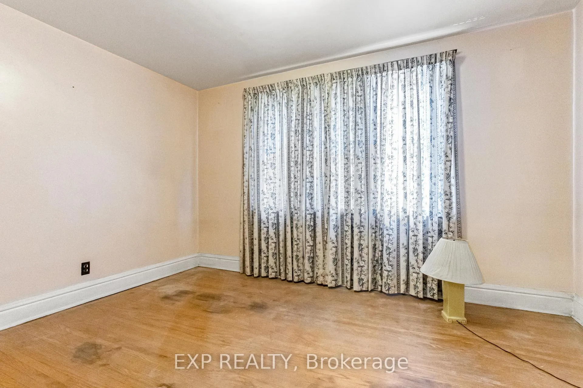 Photo 15 of 203 Balmoral Avenue S, Hamilton, Delta — HOMEH