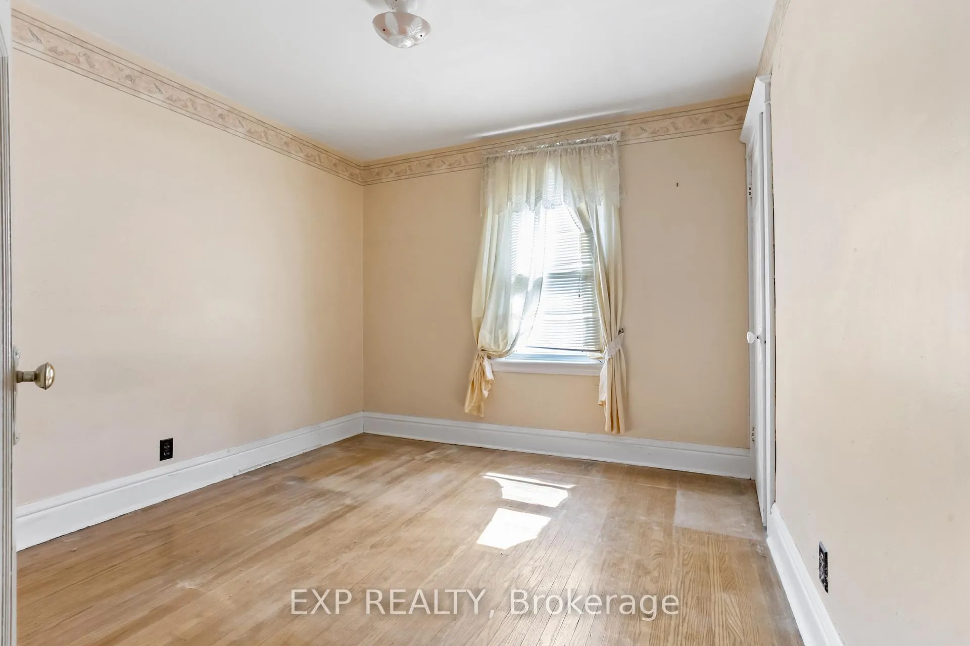 Photo 16 of 203 Balmoral Avenue S, Hamilton, Delta — HOMEH
