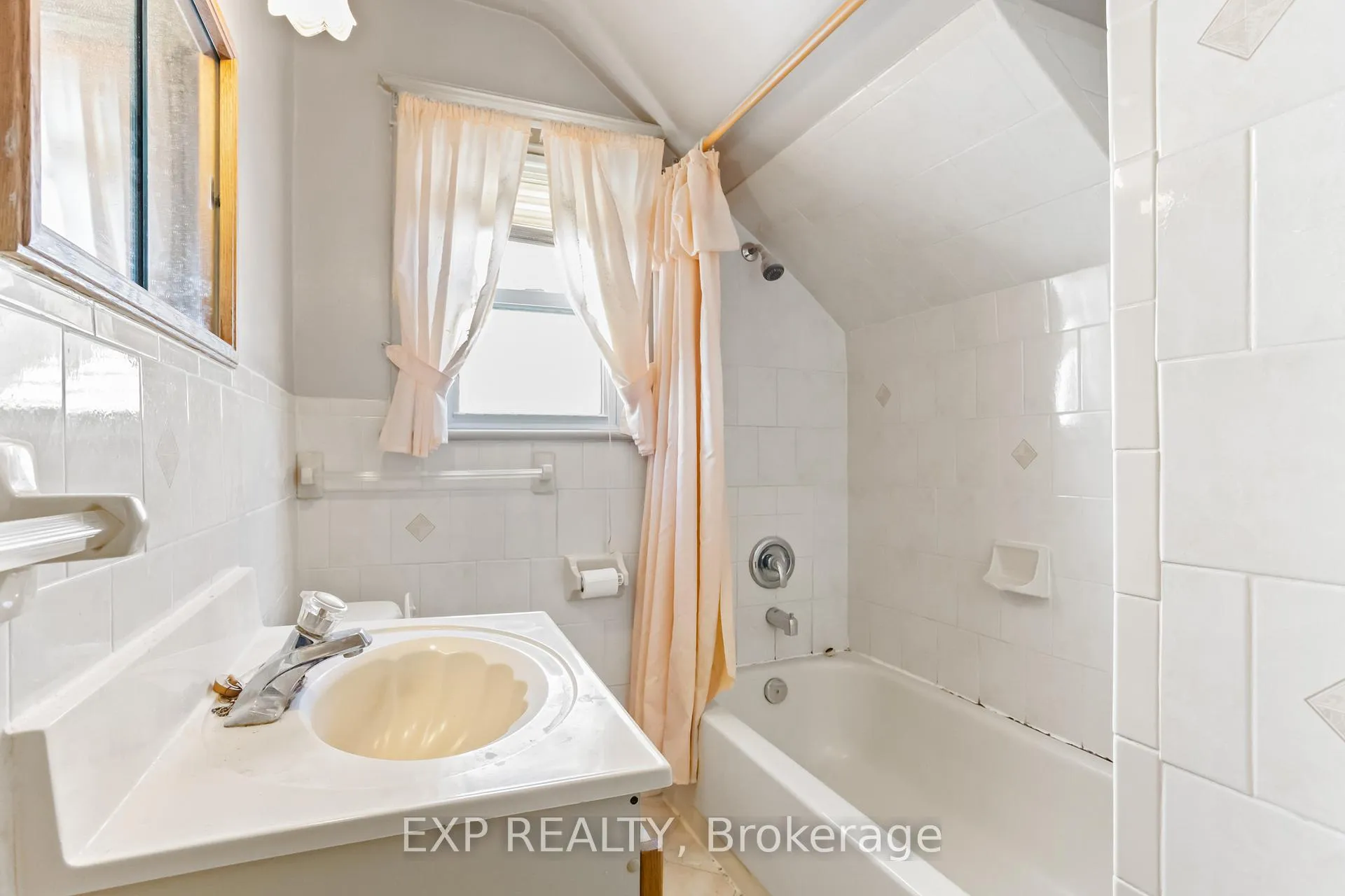 Photo 18 of 203 Balmoral Avenue S, Hamilton, Delta — HOMEH
