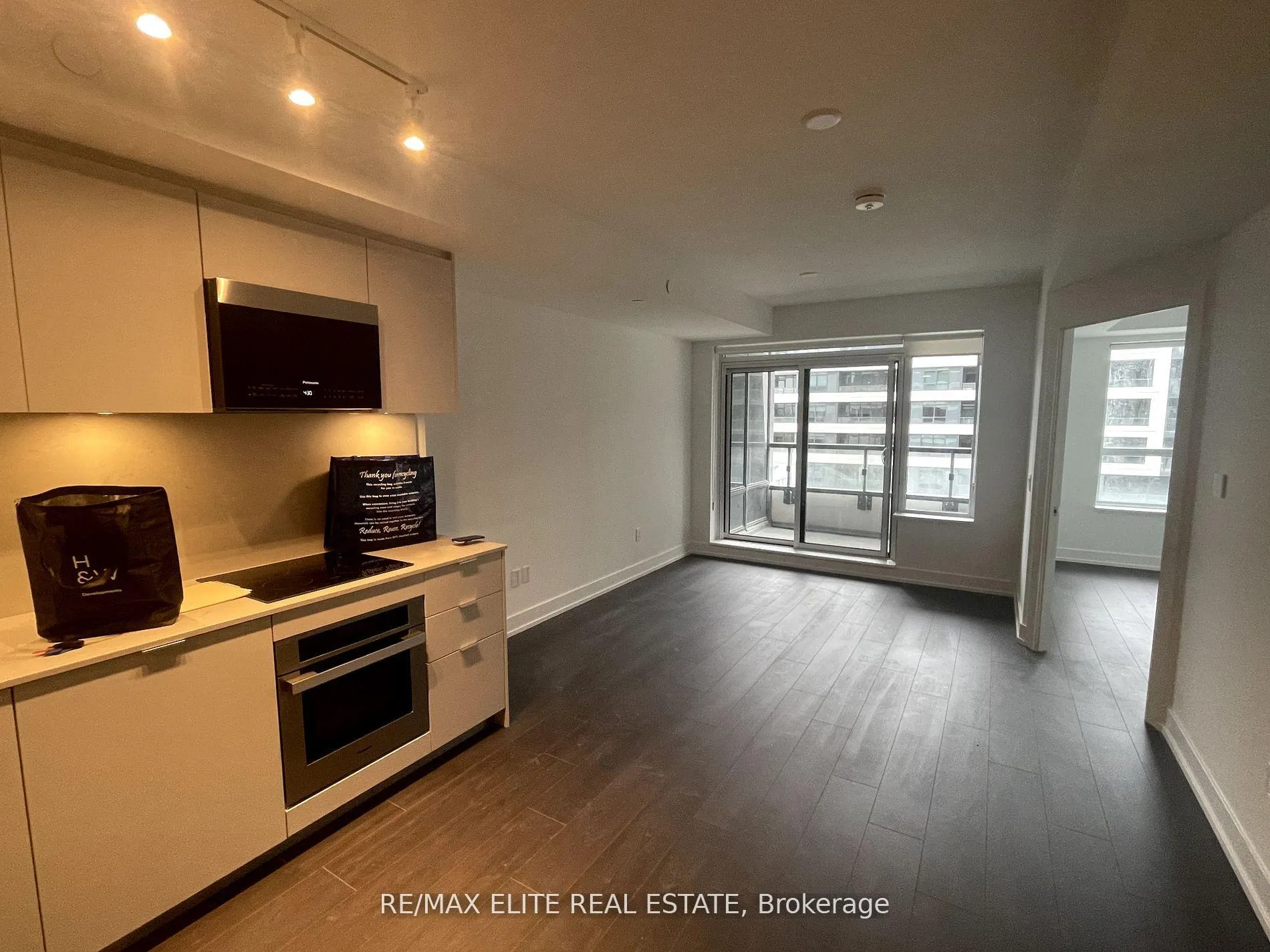 Photo 2 of Unit 706, 8 Cedarland Drive, Markham, Unionville — HOMEH