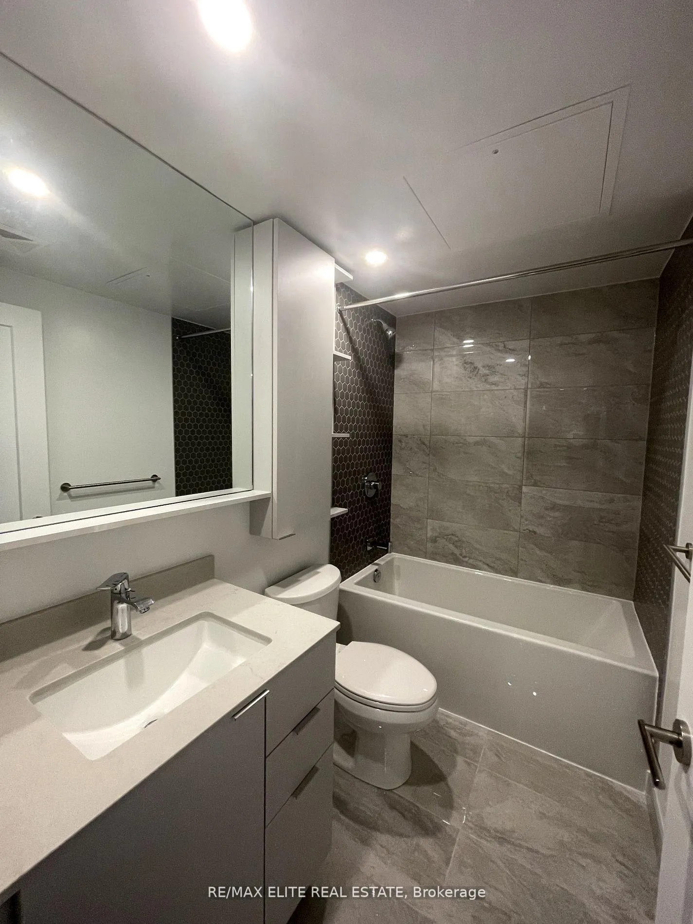 Photo 5 of Unit 706, 8 Cedarland Drive, Markham, Unionville — HOMEH