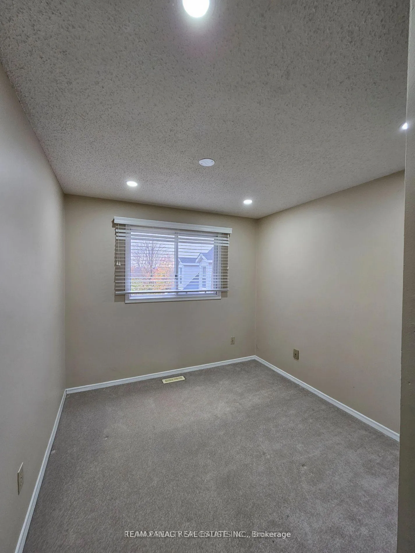 Photo 5 of 106 Millwood Crescent, Kitchener — HOMEH