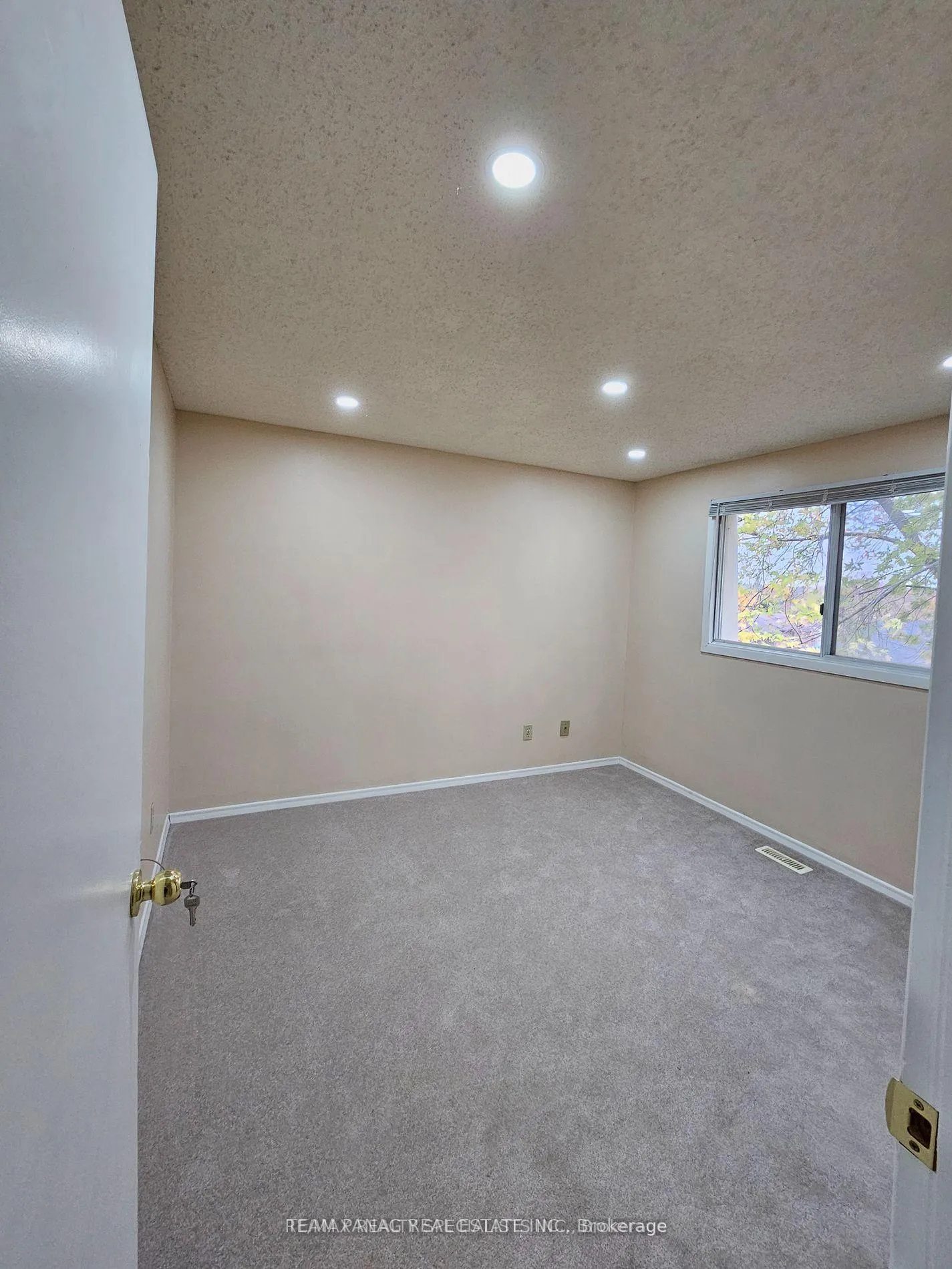 Photo 6 of 106 Millwood Crescent, Kitchener — HOMEH