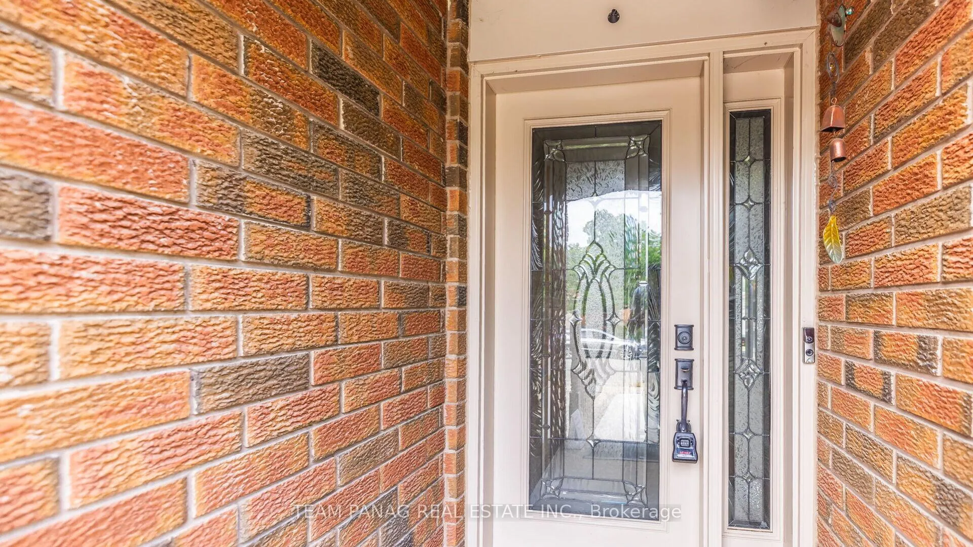 Photo 3 of 14 Shady Pine Circle, Brampton, Sandringham-Wellington — HOMEH