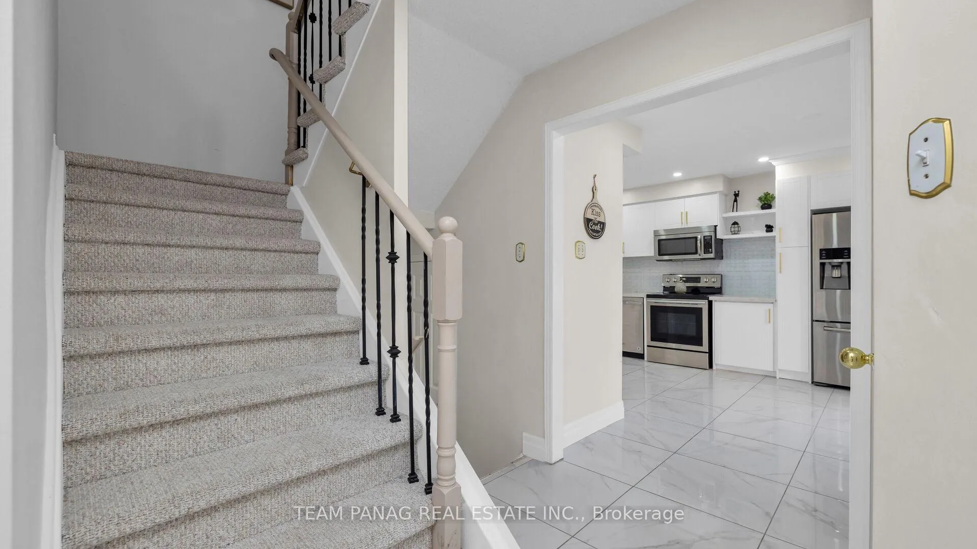 Photo 10 of 14 Shady Pine Circle, Brampton, Sandringham-Wellington — HOMEH