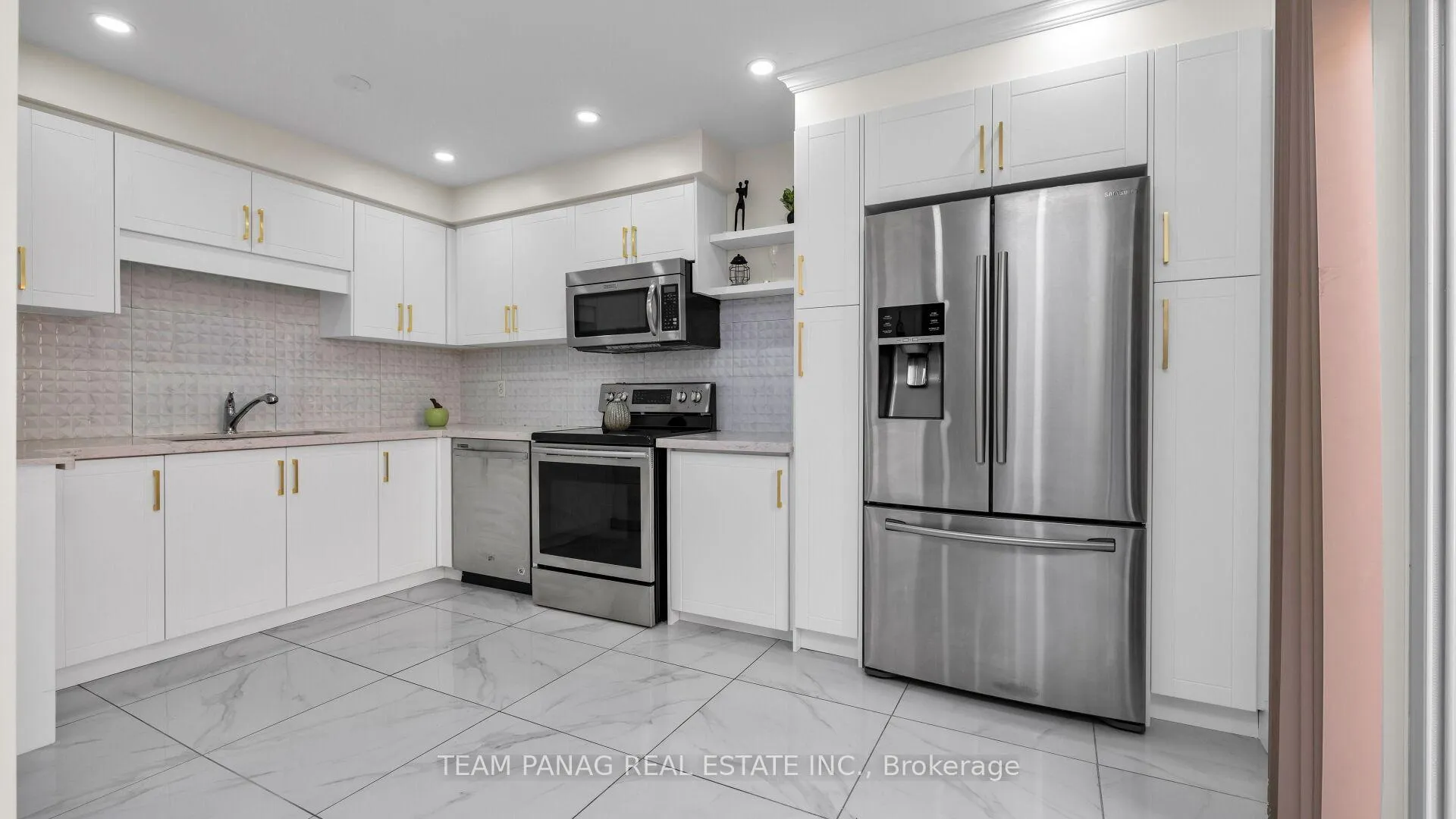 Photo 12 of 14 Shady Pine Circle, Brampton, Sandringham-Wellington — HOMEH