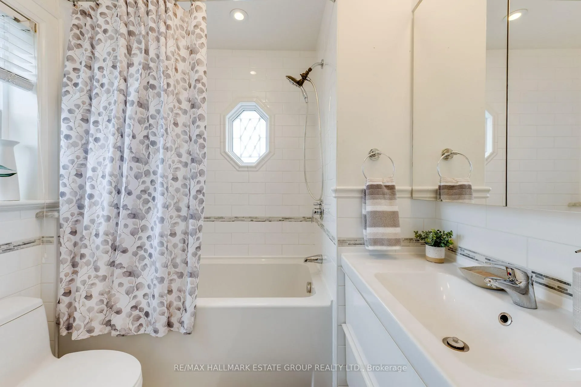Photo 22 of 242 O'Connor Drive, Toronto, East York — HOMEH