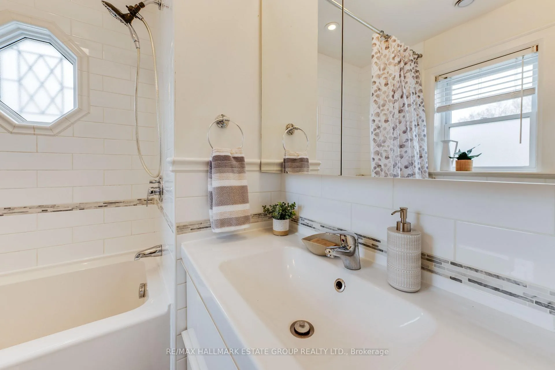 Photo 23 of 242 O'Connor Drive, Toronto, East York — HOMEH