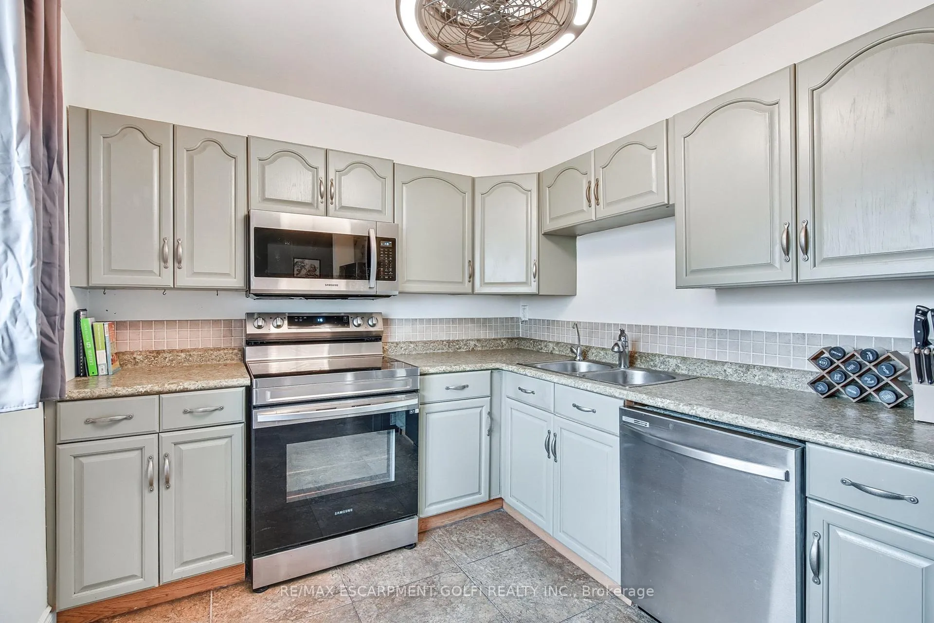 Photo 13 of Unit 2, 23 Watsons Lane, Hamilton, Cootes Paradise — HOMEH